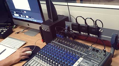 local de la régie du webinar avec la tablette de mixage