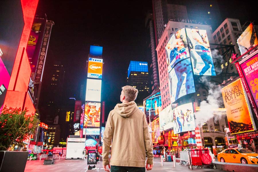 profusion de campagnes marketing de Noël sur Time Square