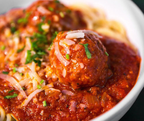 Jade est une communicante passionnée qui aime les pâtes bolognaise
