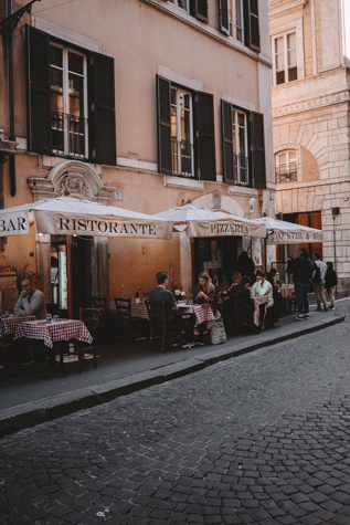 Restaurant romain en terrasse