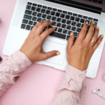 Une rédactrice qui écrit un article de blog efficace