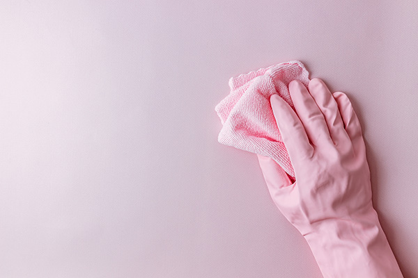 Nettoyage avec un chiffon et un gant de ménage