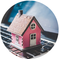 Maison rose sur un clavier d'odinateur