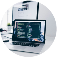 Ordinateur montrant un site web en maintenance
