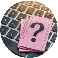 Cartes roses avec un point d'interrogation sur un clavier d'ordinateur