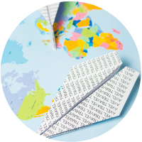 Avions en papier sur une carte du monde