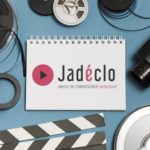 Image d'un carnet avec le logo Jadéclo entouré d'accessoires de tournage