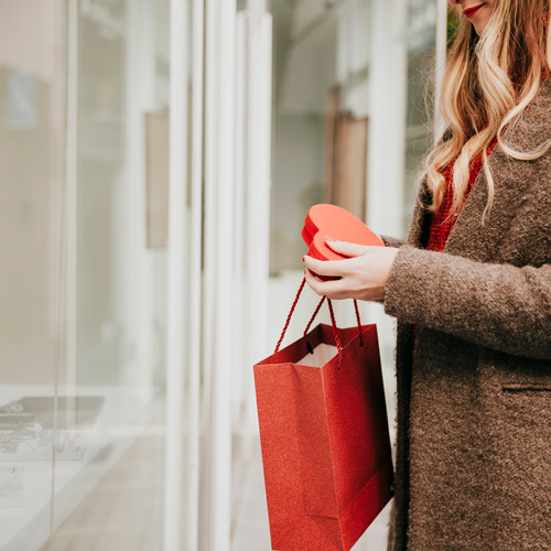 Cliente avec un cadeau offert par une boutique lors de la saint valentin