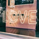 Affichage lumineux en devanture de boutique pour communiquer sur la saint valentin