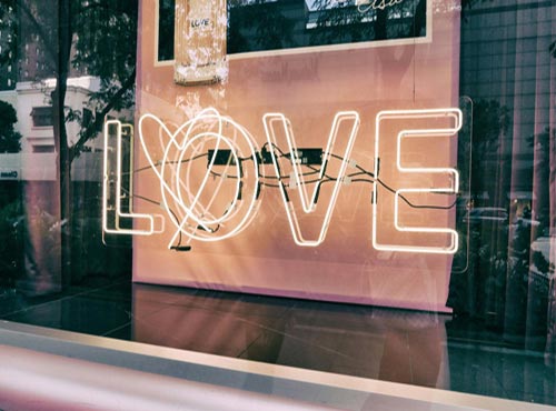 Affichage lumineux en devanture de boutique pour communiquer sur la saint valentin
