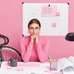 Une professionnelle dans une agence de création de flyer pour votre entreprise