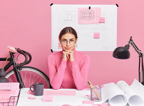 Une professionnelle dans une agence de création de flyer pour votre entreprise